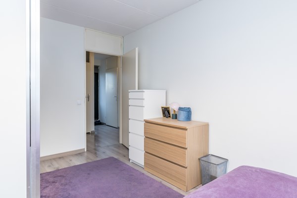 Foto - Te koop: Op goede, rustige en centrale locatie in Eikenderveld gelegen instapklare tussenwoning met 2 slaapkamers, berging op de begane grond en een dakterras. 